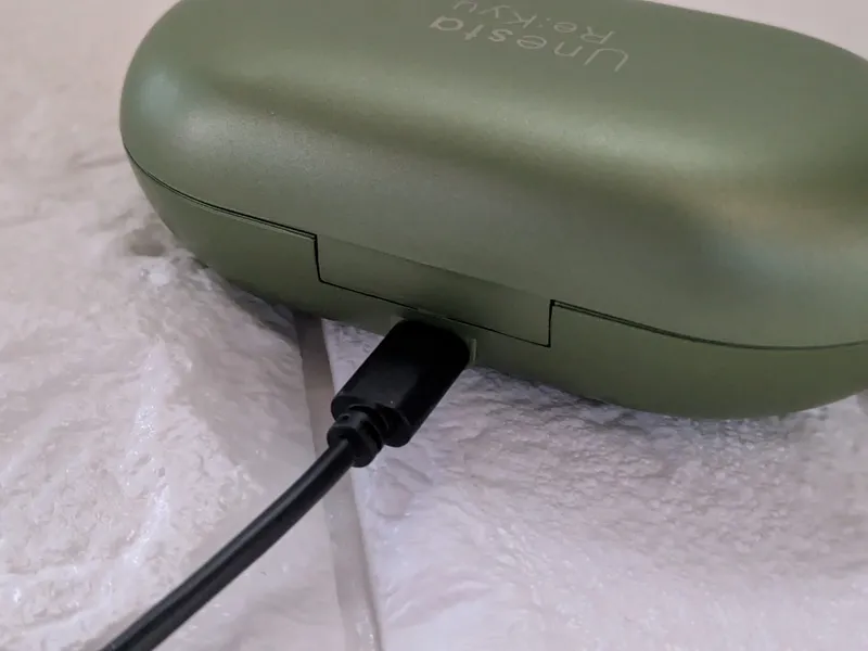 アテックス AX-HP159のType-C 充電している様子