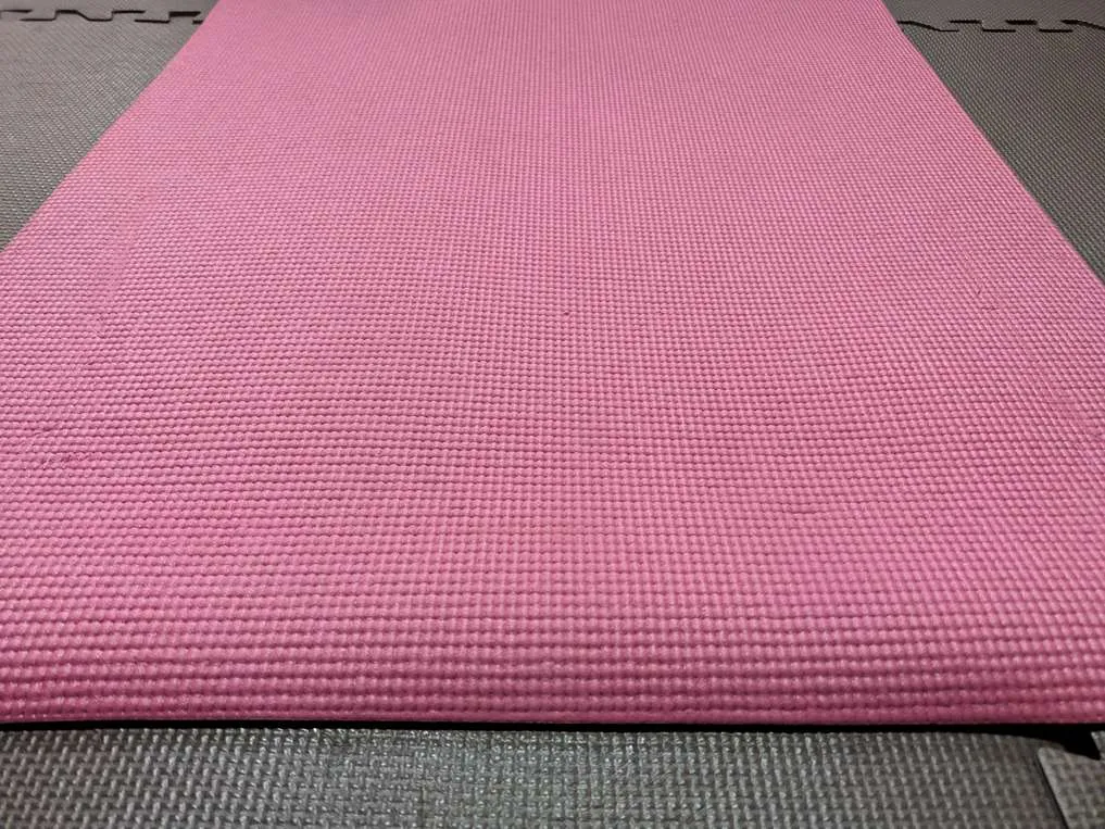 ダイソー660円のヨガマットの表面が分かる写真